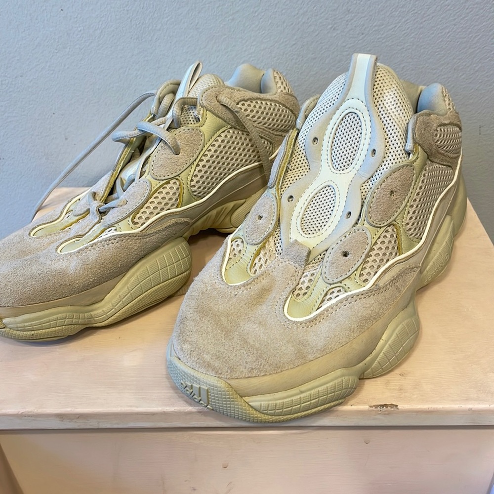 Missing one shoe lace, never worn before